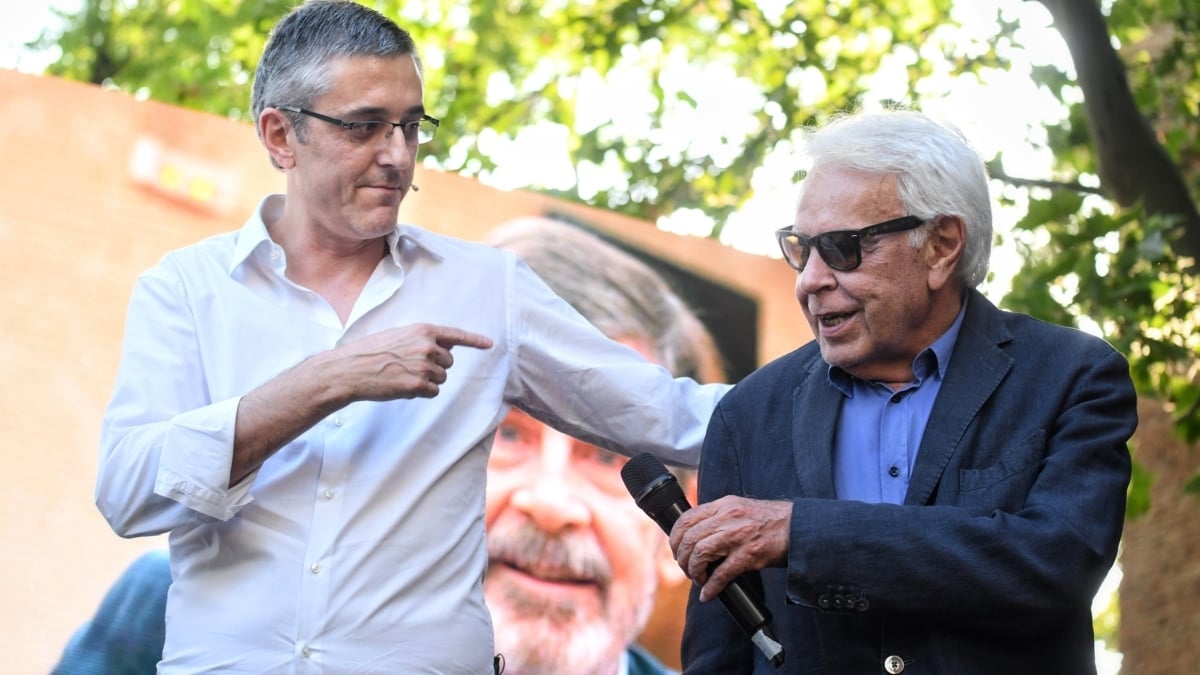 El exdiputado del PSOE Eduardo Madina (i) y el expresidente del Gobierno, Felipe González (d), durante la entrega del Premio Rojana 'Alfredo Pérez Rubalcaba' a la Fundación Save The Children