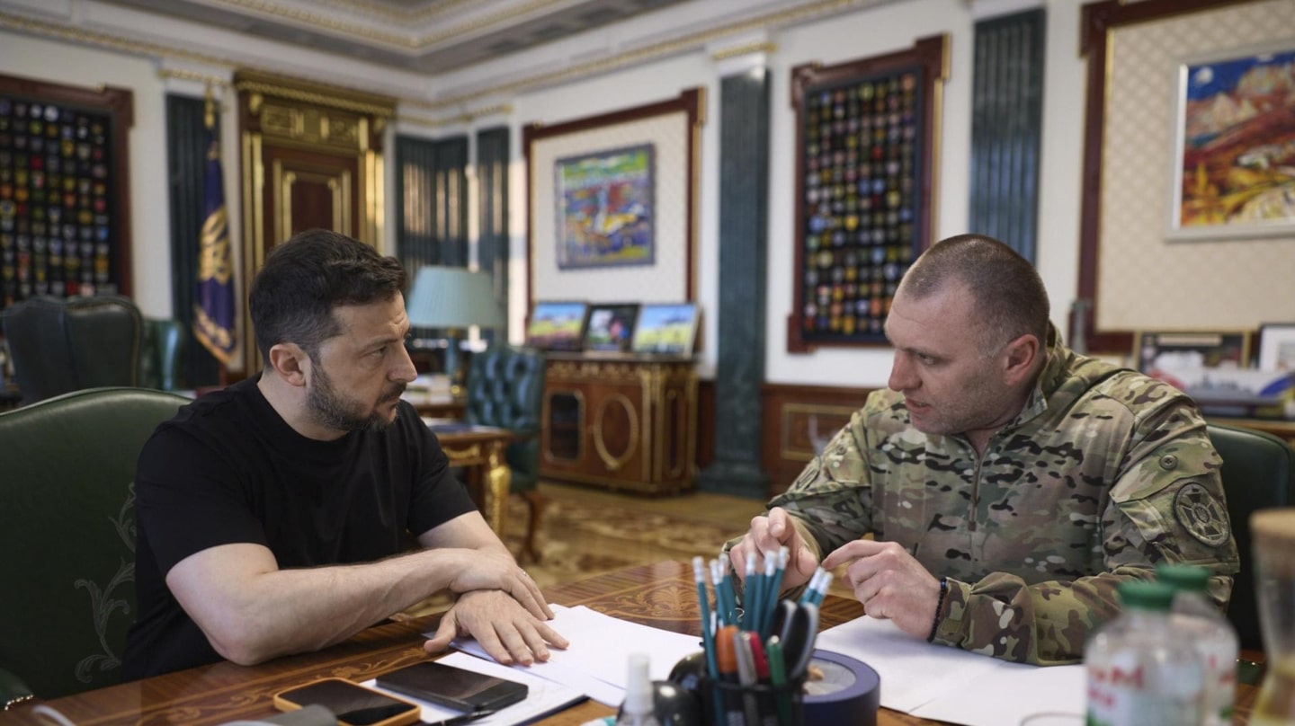 El presidente de Ucrania, Volodimir Zelenski, (i), y el jefe del servicio secreto, Vasyl Malyuk, en Kiev.