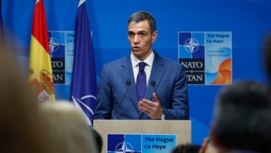El Gobierno minimiza la amenaza arancelaria de Trump y la utiliza contra el PP