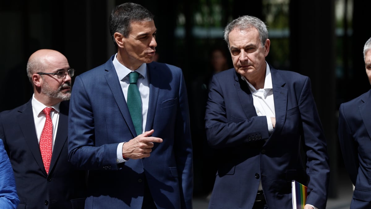MADRID, 23/06/2025.- El presidente del Gobierno, Pedro Sánchez, acompañado del expresidente José Luis Rodríguez Zatatero, a su llegada este lunes al Museo del Traje en Madrid para intervenir en un acto conmemorativo del 20º aniversario de la ley que legalizó en España el matrimonio entre personas del mismo sexo. EFE/ Sergio Perez