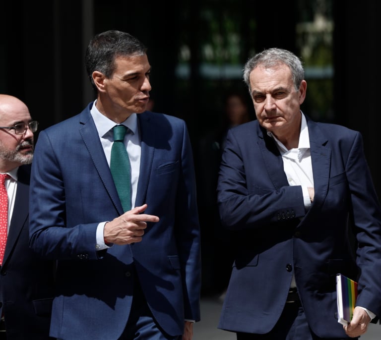 Zapatero reaparece para salir al rescate de Sánchez y sacar de la depresión al PSOE tras el 'golpe Cerdán'