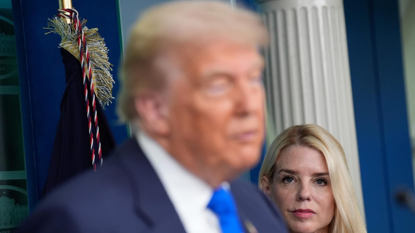 La fiscal general de Estados Unidos, Pam Bondi, mira al presidente Donald Trump en una rueda de prensa.