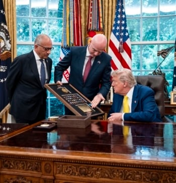 Trump sigue jugando al despiste: ¿atacará a Irán o se mantendrá al [...]
