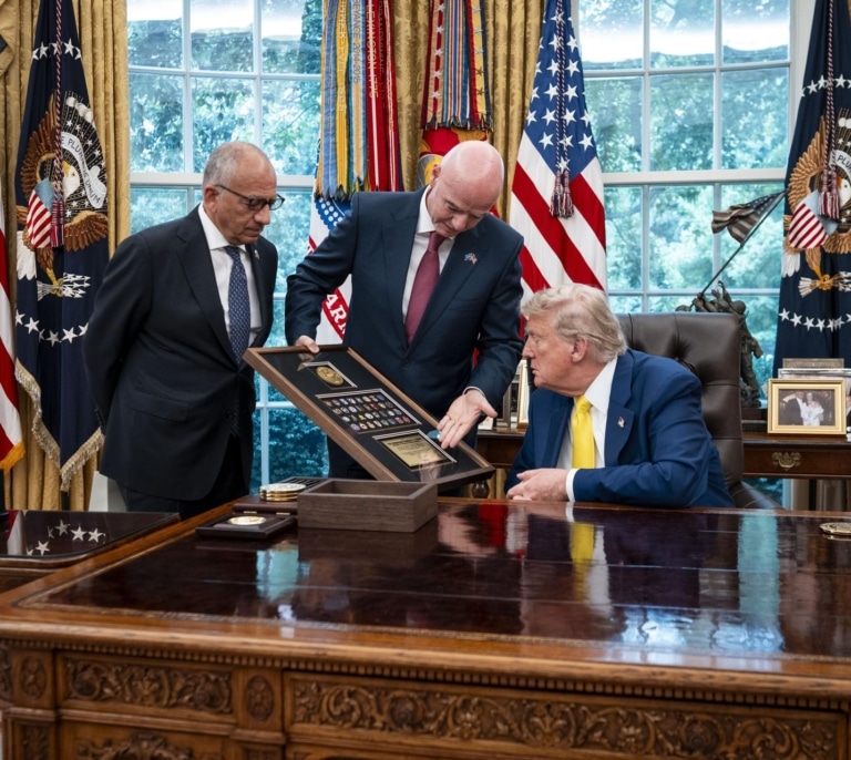 Trump sigue jugando al despiste: ¿atacará a Irán o se mantendrá al margen?