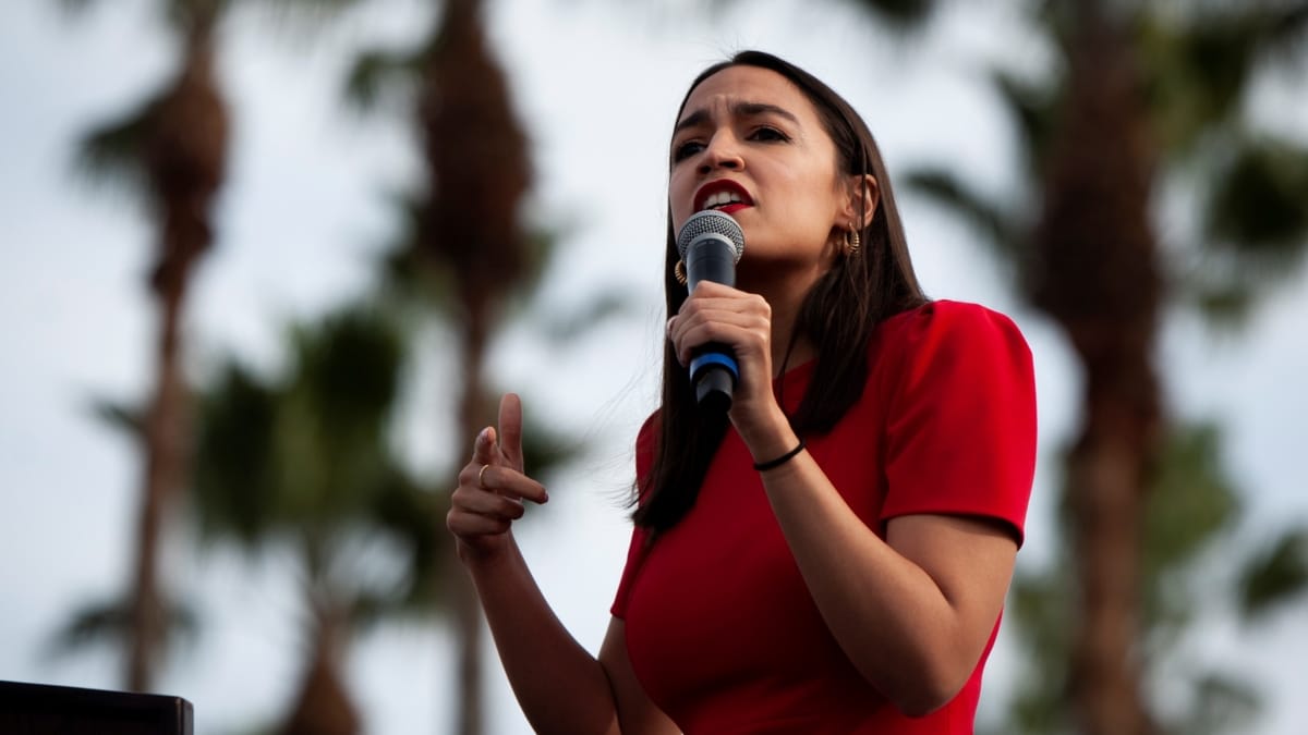 Imagen de archivo de la congresista Alexandria Ocasio-Cortez dando un discurso en un acto de campaña del senador Bernie Sanders.