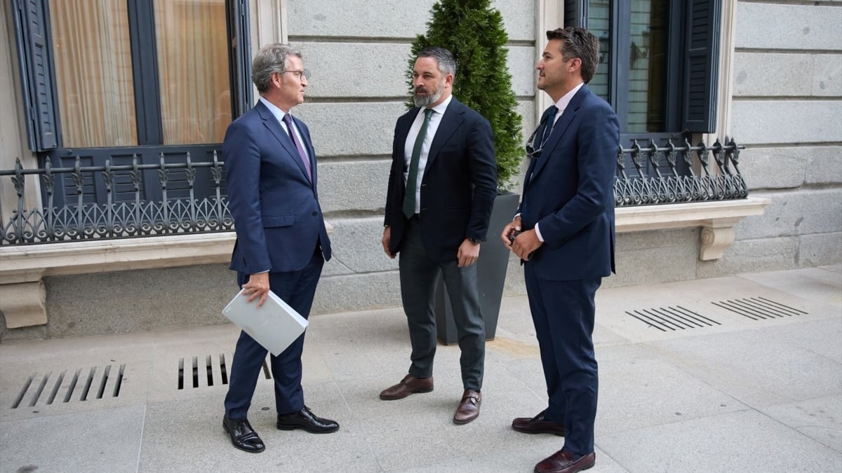 El presidente del PP, Alberto Núñez Feijóo, y el líder de Vox, Santiago Abascal, conversan en el patio del Congreso, en septiembre de 2024
