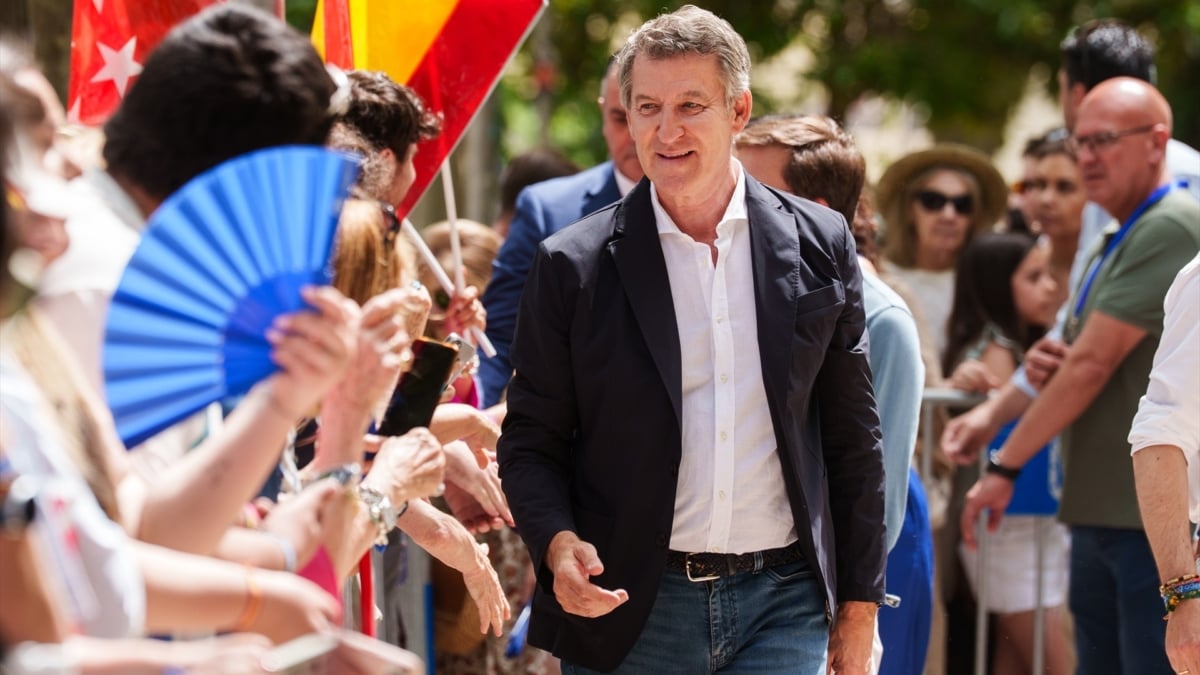 El presidente del PP, Alberto Núñez Feijóo, a su llegada a un acto junto al PP de Madrid para valorar los dos primeros años de mandato, este domingo