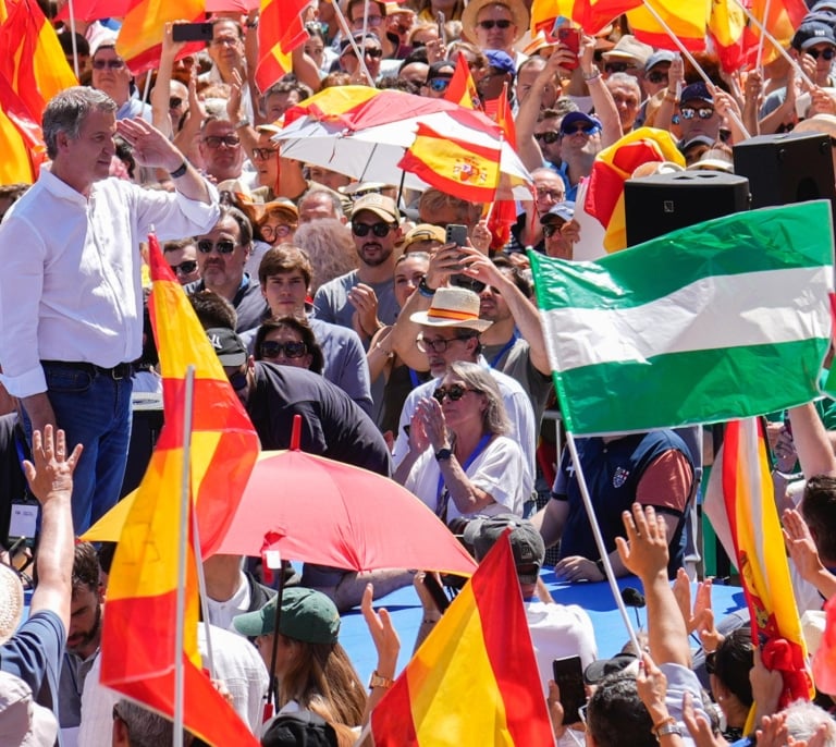 Feijóo exige a Sánchez "rendirse a la democracia" y promete liderar "la revolución" hacia un nuevo Gobierno