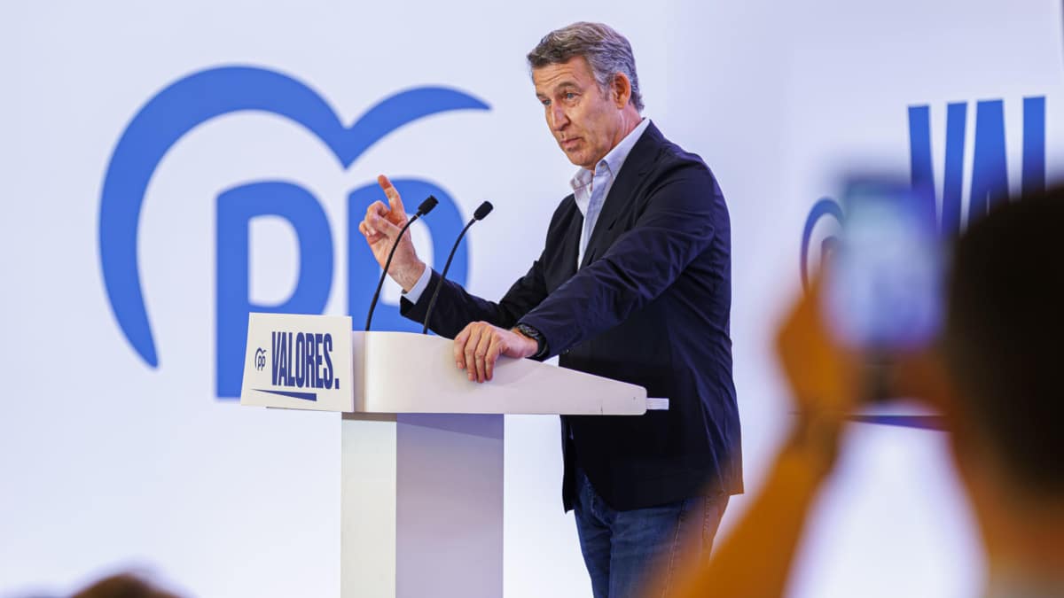 El presidente del PP, Alberto Núñez Feijóo (c), da un discurso durante un acto político celebrado este sábado en Zaragoza
