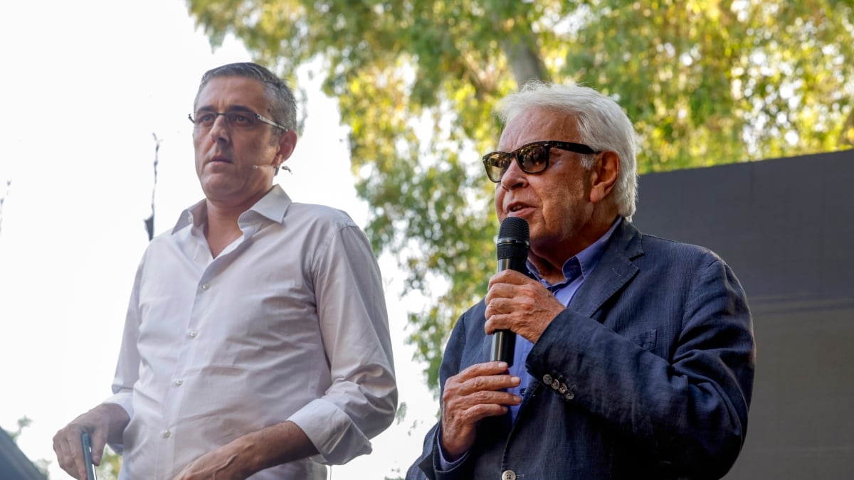 El expresidente del Gobierno Felipe González (d) y el exdiputado socialista Eduardo Madina (i) intervienen durante la entrega del Premio Rojana al compromiso
