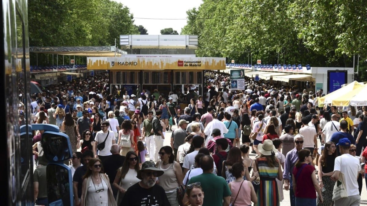 Ambiente en la Feria del Libro de Madrid el pasado domingo.