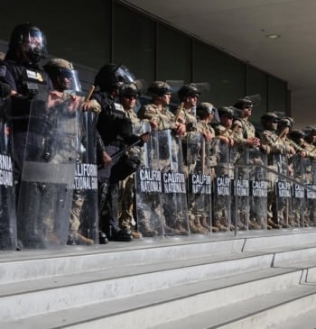 Los Ángeles impone un toque de queda nocturno para controlar la violencia [...]
