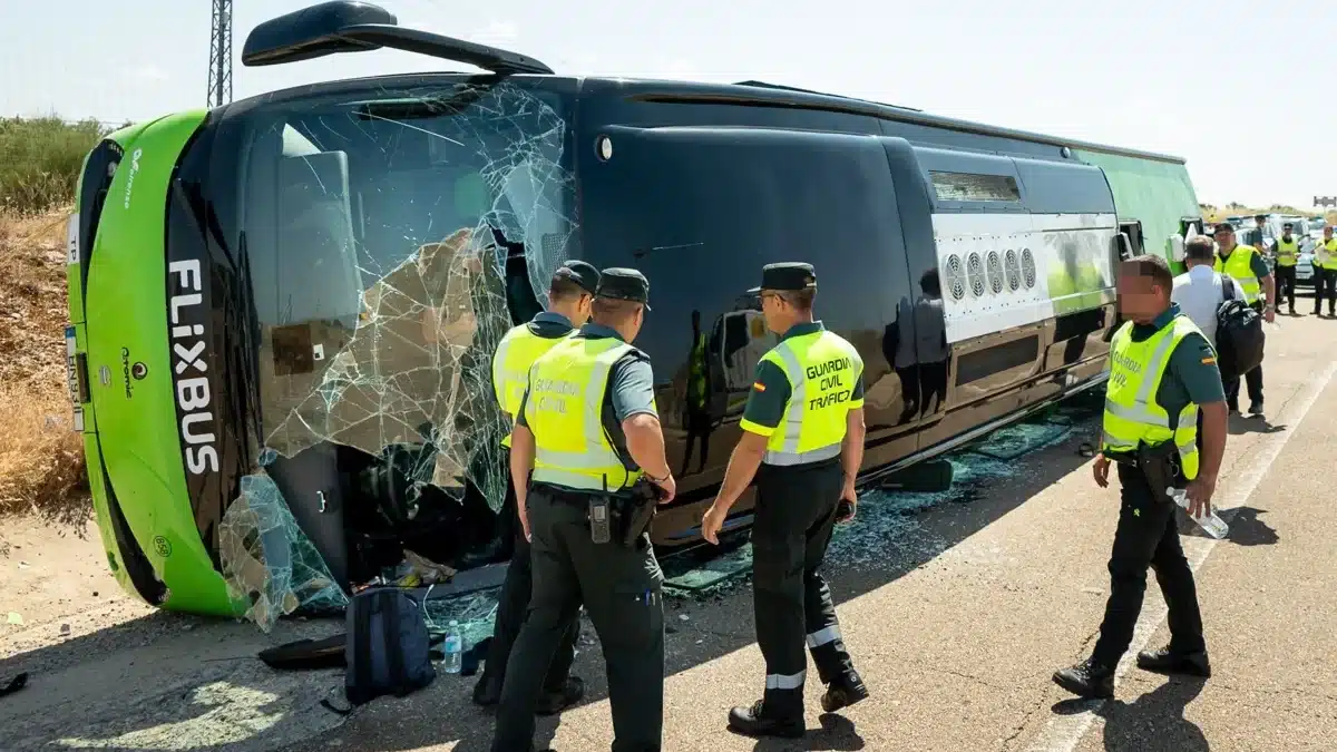 Nueve heridos, incluido un menor, al volcar un autobús en Fuentes de Oñoro