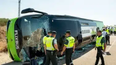 Nueve heridos, incluido un menor, al volcar un autobús en Fuentes de Oñoro