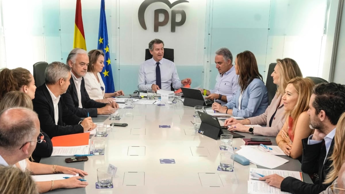 El PP reitera su negativa a una moción contra Sánchez y acusa a Abascal de "echarle una mano cuando más difícil lo tiene"