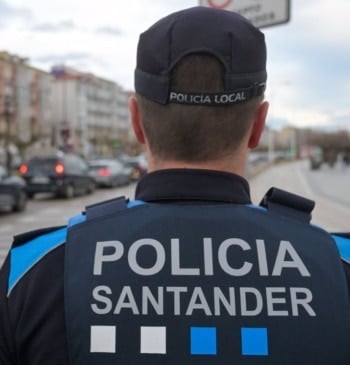 Detienen en Santander a un motorista sin carné y con orden de [...]