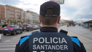 Detienen en Santander a un motorista sin carné y con orden de búsqueda