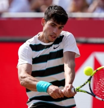 Alcaraz se supera en Queen's y vence a un gran Munar con [...]