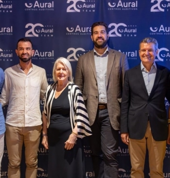 Abel Antón, homenajeado en 20º aniversario de Aural Centros Auditivos