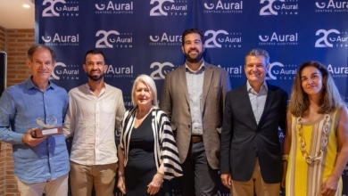 Abel Antón, homenajeado en 20º aniversario de Aural Centros Auditivos