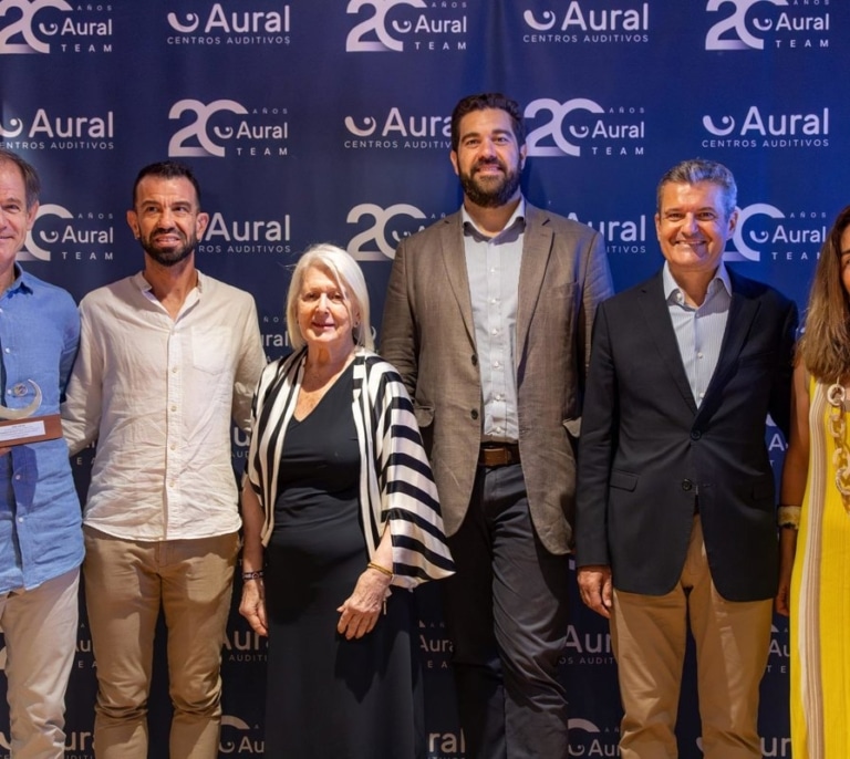 Abel Antón, homenajeado en 20º aniversario de Aural Centros Auditivos
