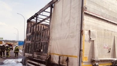Conductor ileso tras arder la cabina de su camión en la A-1, cerca de Alcobendas