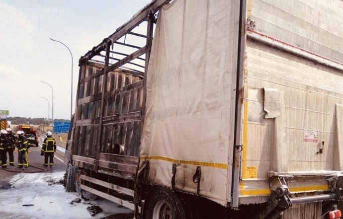 Conductor ileso tras arder la cabina de su camión en la A-1, cerca de Alcobendas
