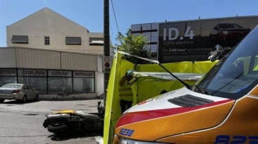 Herido grave un motorista de 24 años tras colisionar con un coche en un cruce en Villa de Vallecas