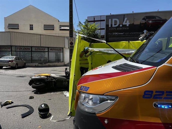 Herido grave un motorista de 24 años tras colisionar con un coche en un cruce en Villa de Vallecas