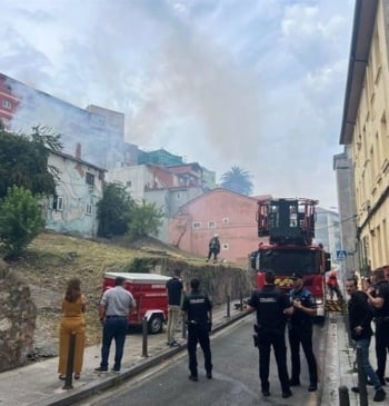 En la vivienda incendiada en Santander había una mujer que salió por [...]