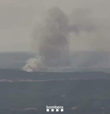 Bombers trabaja con 31 dotaciones en un incendio de vegetación en Rajadell [...]