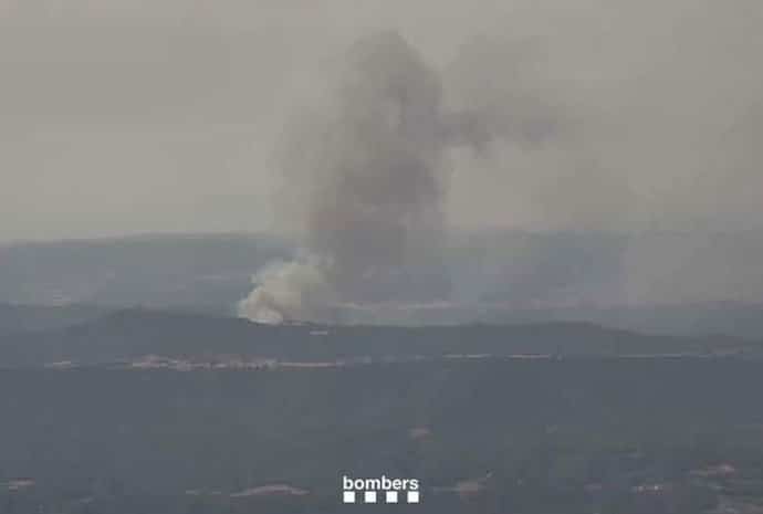 Bombers trabaja con 31 dotaciones en un incendio de vegetación en Rajadell (Barcelona)