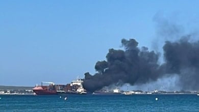 Rescatados siete tripulantes de un barco de servicio tras salir ardiendo en la Bahía de Algeciras