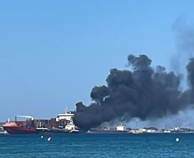 Rescatados siete tripulantes de un barco de servicio tras salir ardiendo en la Bahía de Algeciras