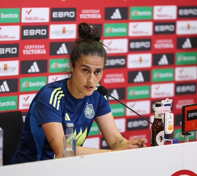 Montse Tomé confía en la fuerza mental de España para afrontar la Eurocopa, destacando la ambición y concentración del equipo ante el reto europeo
