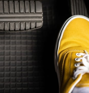 La función del pedal de acelerador del coche que la mayoría desconoce