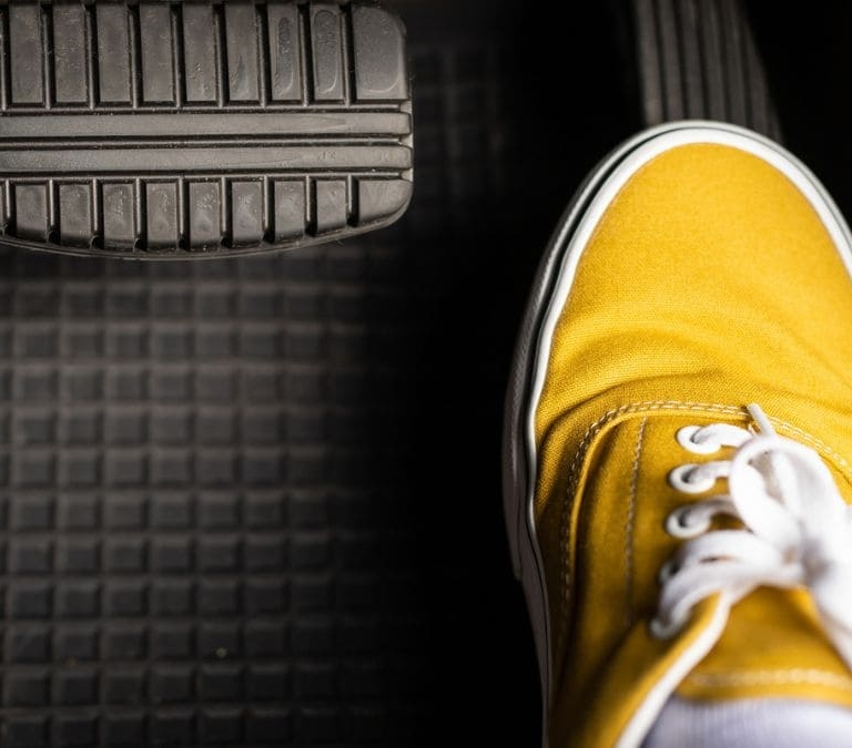 La función del pedal de acelerador del coche que la mayoría desconoce