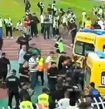 Tres muertos y 70 heridos tras incidente en estadio de fútbol en [...]