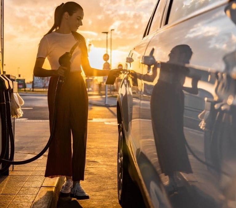 Cómo ahorrar al repostar gasolina en verano