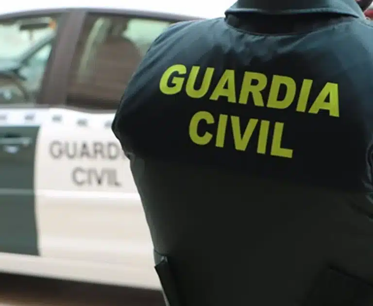 La Guardia Civil investiga el hallazgo de restos humanos en aguas de Ceuta.