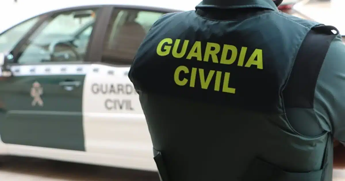 La Guardia Civil investiga el hallazgo de restos humanos en aguas de Ceuta.