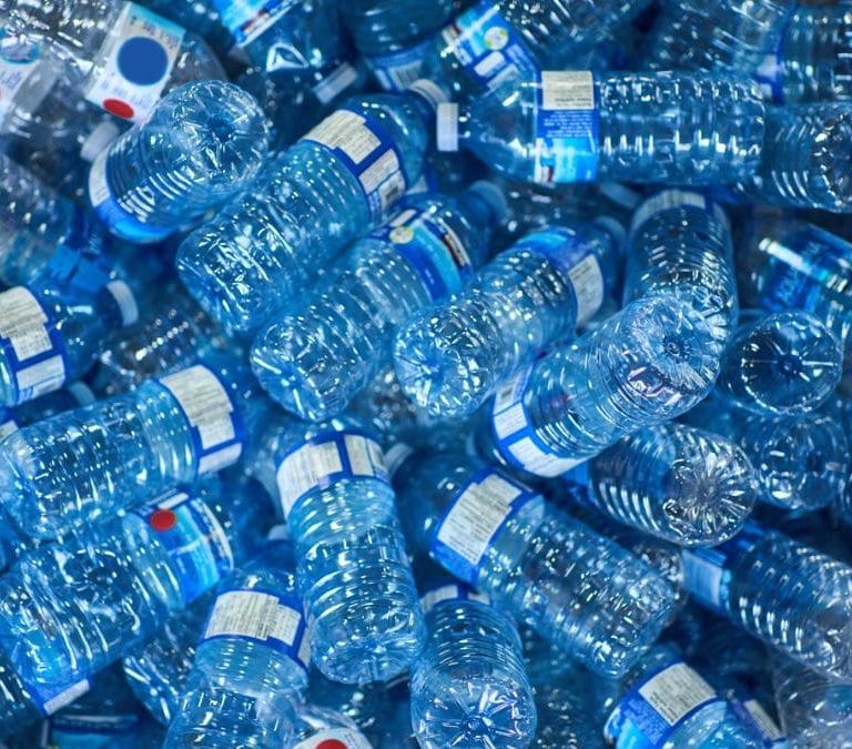 ¿Qué es el "greenwashing"? La alerta de la OCU en las botellas de agua y su reciclaje