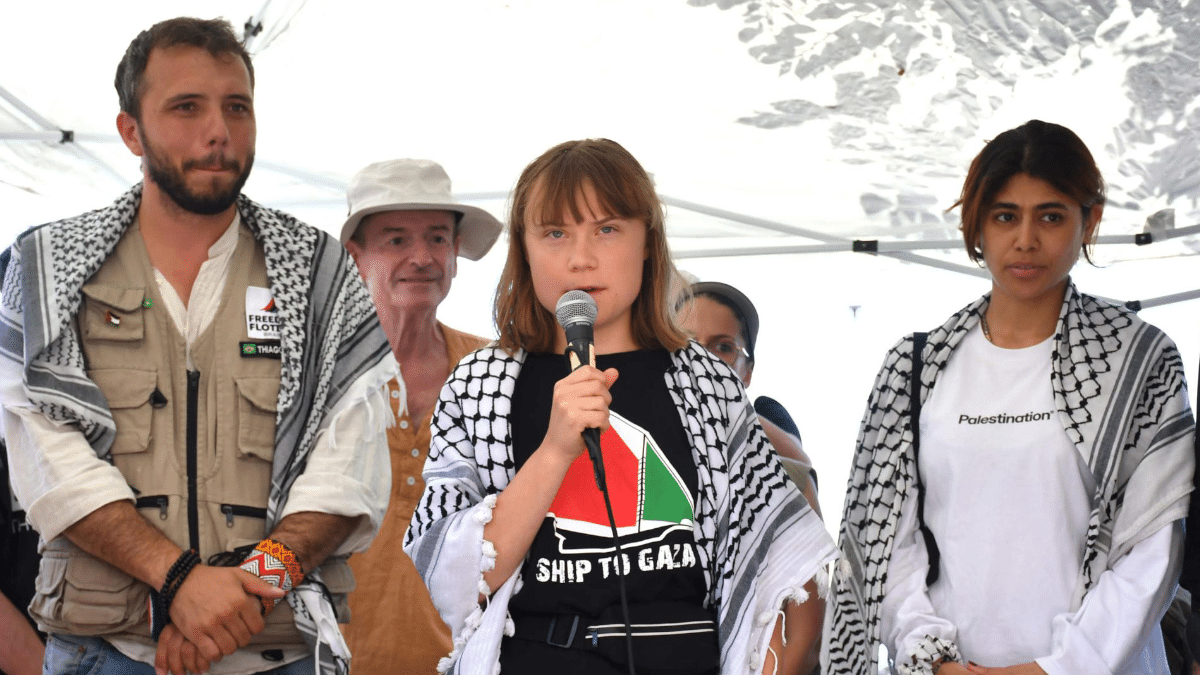 CATANIA (Italy), 01/06/2025.- Swedish climate activist Greta Thunberg (C) speaks during a press conference together with the crew of the Madleen, the sailing ship of the NGO Freedom Flotilla, before departing from the port of San Giovanni Li Cuti headed to Gaza, in Catania, Italy, 01 June 2025. (Italia) EFE/EPA/ORIETTA SCARDINO