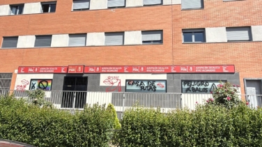 Aparecen pintadas en la sede del PSOE en Rivas con mensajes como 'Peligro Ábalos' o 'Casa de putas'