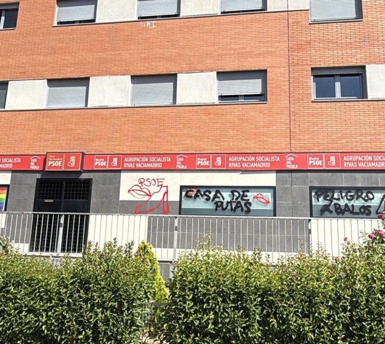 Aparecen pintadas en la sede del PSOE en Rivas con mensajes como 'Peligro Ábalos' o 'Casa de putas'