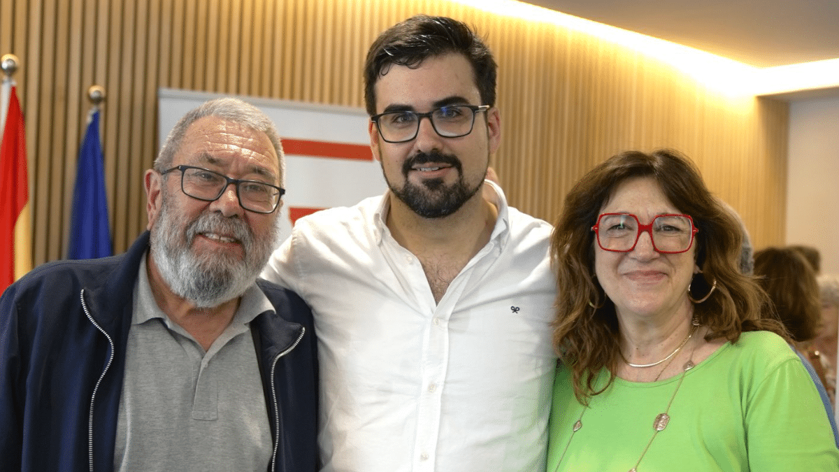 Guillermo del Valle, este domingo, flanqueado por Cándido Méndez y Soraya Rodríguez en el congreso de Izquierda Española.