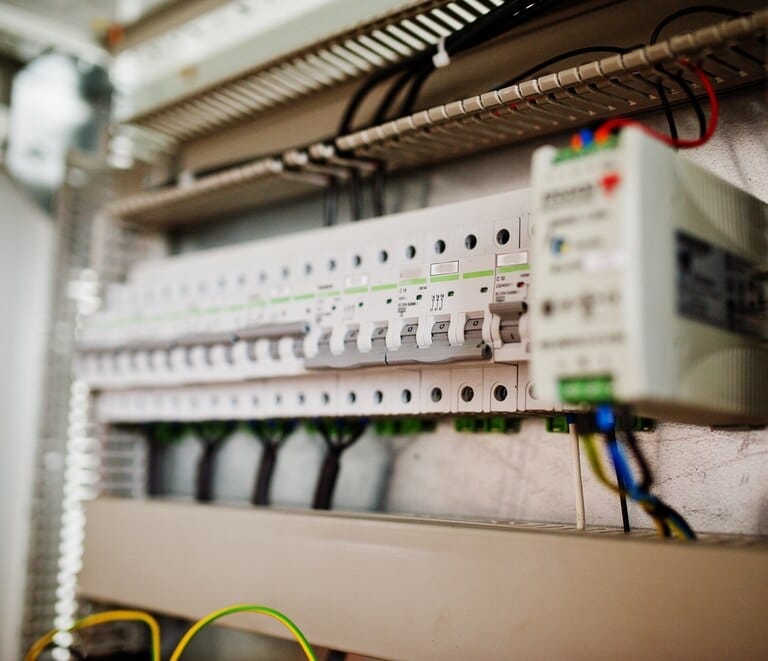 Detenido en Ciutadella por instalar contadores de luz de forma fraudulenta