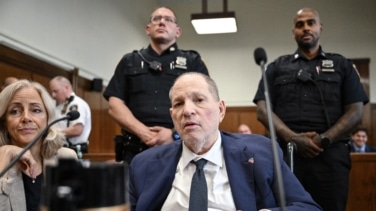 El jurado declara culpable al productor de cine Harvey Weinstein de un delito por agresiones sexuales en Nueva York
