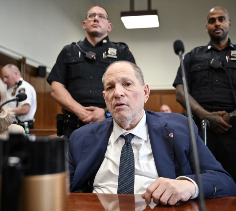 El jurado declara culpable al productor de cine Harvey Weinstein de un delito por agresiones sexuales en Nueva York