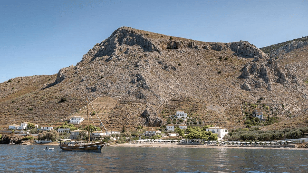 La playa de Plakes, en la costa norte de Hidra, donde se ubica la antigua quinta vacacional que ocupa el hotel Four Seasons.